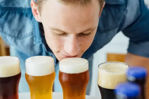 Biertasting: Wie bei der Weinprobe entscheidet auch hier die Nase mit. 