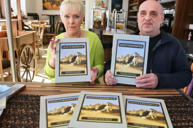 Wolfgang Veit (rechts) und Barbara Schummel befassen sich seit vielen Jahren mit der Regionalgeschichte. Im Buch „Geisterdörfer“