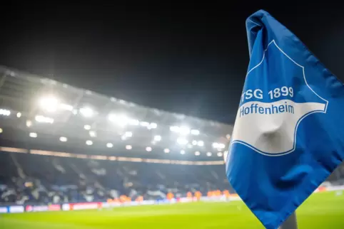 Beim Spiel zwischen Hoffenheim und Schalke 04 kam es zu einer Auseinandersetzung zwischen einem Fan und einem Sicherheitsmitarbe
