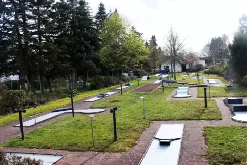 Der Leimer Freizitpark wurde wieder hergerichtet, die Minigolf-Anlage wurde erneuert, eine Boulefläche neu angelegt.