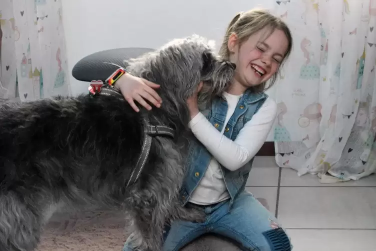 Mit ihrem Hund Nala, einem Goldendoodle, spielt Emmi Böhner gerne in ihrer Freizeit.