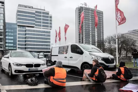 Mitglieder der Letzten Aktion blockieren aus Protest Straßen. 