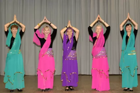 Auf Weltfahrt: Fünf Damen vom Awo-Ballett Rheinau. Sie tragen keine Kimonos, sondern Sarongs. Wir wissen das. Oder glauben es we