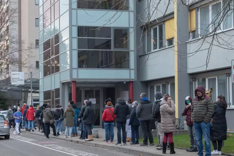 Zwischen Weihnachten und Silvester 2022 standen Patienten in Landau vor der Bereitschaftsdienstzentrale Schlange. 