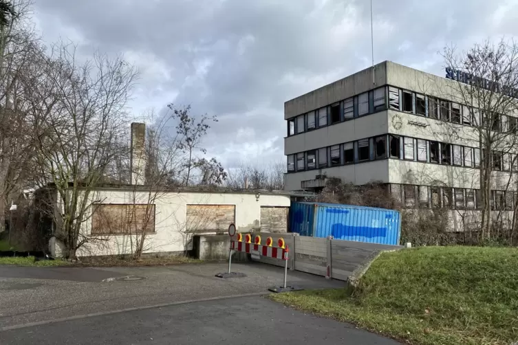 Die ehemalige Schiffswerft bei Hochwasser. Auf die Höhe der Aluelemente soll die Werftstraße jetzt angehoben werden. 