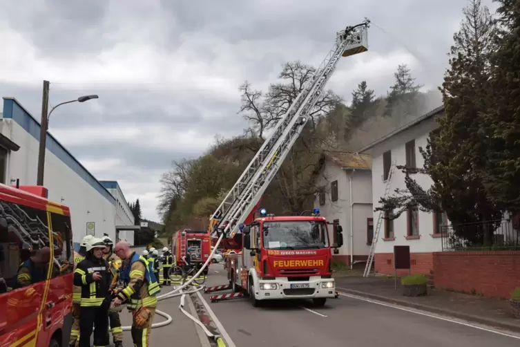 Bei der Groß-Übung der Feuerwehr wird die Drehleiter eingesetzt. Die Talstraße ist in dieser Zeit gesperrt. 