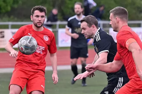 Beide haben den Ball im Blick: der Maikammerer Stefan Dieser (in Schwarz) und Niederkirchens Kapitän Jan Kaehs (rechts).