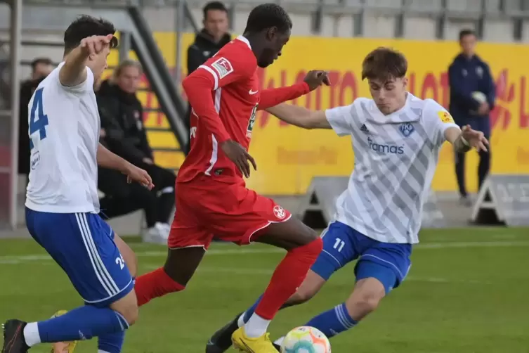 Traf gegen Steinbach viermal: Marc Erhart (rechts), hier mit FCK-Profi Aaron Opoku.