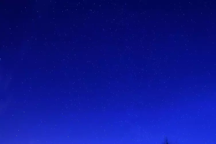 Sternenhimmel im Winterhalbjahr: Für eine gute Sicht muss es klar sein und wenig elektrisches Licht leuchten. 