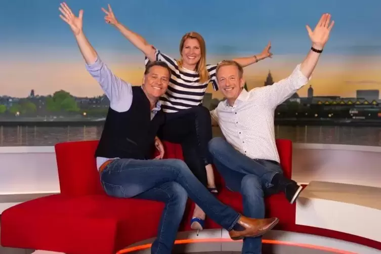 Vom Mainzer Fernsehstudio ins höchste Dorf der Pfalz: die SWR-Moderatoren Holger Wienpahl, Patricia Küll und Martin Seidler (von