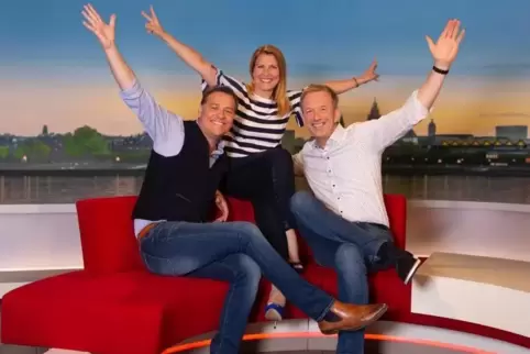 Vom Mainzer Fernsehstudio ins höchste Dorf der Pfalz: die SWR-Moderatoren Holger Wienpahl, Patricia Küll und Martin Seidler (von