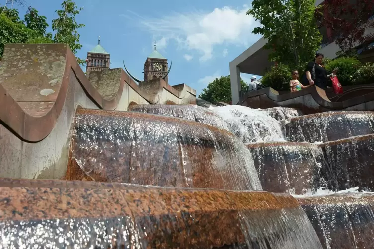 Der Schloßbrunnen wird künftig bereits um 20 Uhr abgeschaltet. 