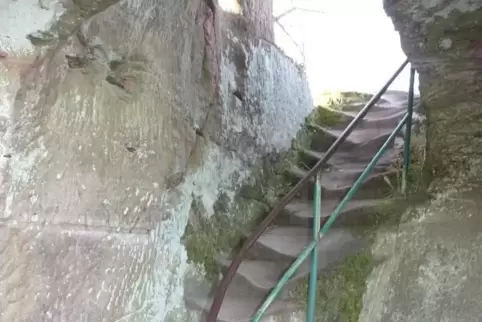 Auf der Oberburg der Burg Drachenfels werden derzeit die korrodierten Schutzgeländer erneuert.