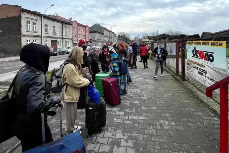 An der polnisch-ukrainischen Grenze in Przemyśl bildet sich eine lange Warteschlange. 