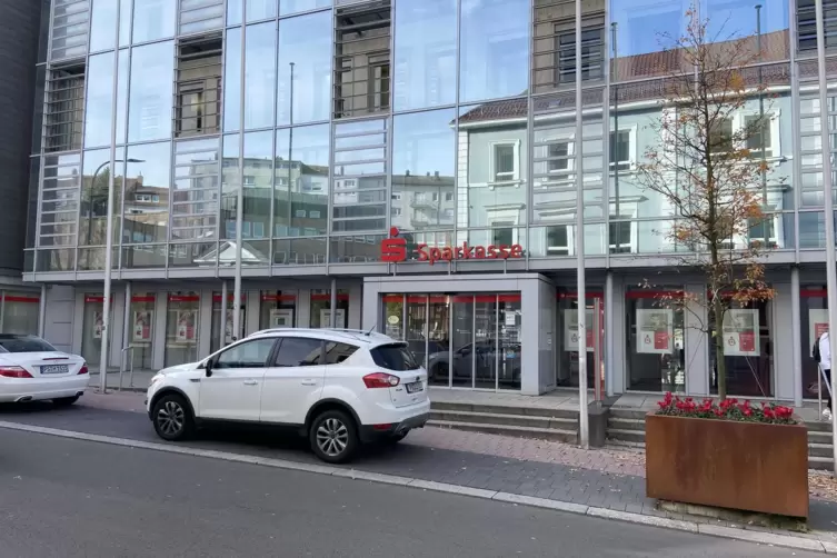 Die Sparkasse Südwestpfalz hat ihren Hauptsitz in der Pirmasenser Bahnhofstraße. 