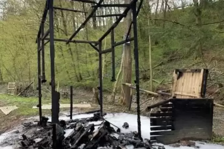 Die Bühne wurde von den Flammen vollkommen zerstört.