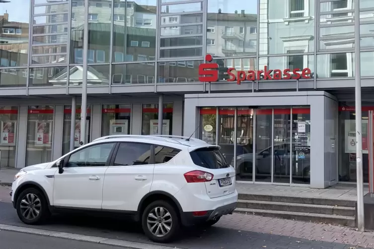 Die Sparkasse Südwestpfalz hat ihren Hauptsitz in der Pirmasenser Bahnhofstraße. 