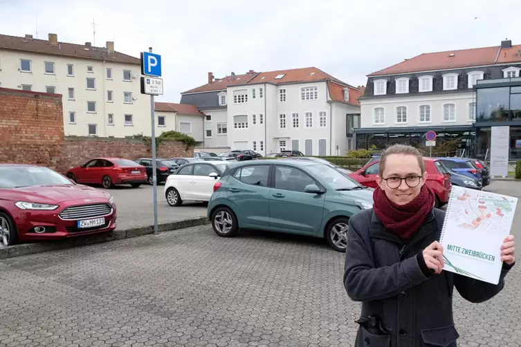 Innenstadtkoordinator Lando Clemens auf dem Parkplatz Uhlandstraße: Für mehr Grün sollen hier Bäume gepflanzt werden.