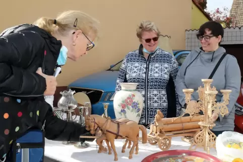 Bei der Premiere in Otterstadt 2021: Anna und Christa Kunat verkaufen Gegenstände aus alten Zeiten. 