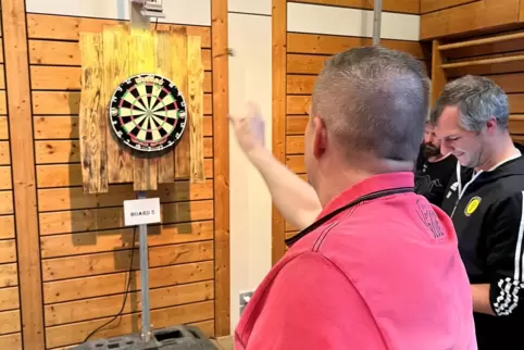 Organisator Stefan Schäfer (hier beim Wurf) trat beim Benefiz-Dartsturnier in Battweiler auch selbst ans Bord. 