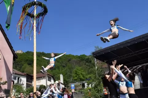 2019: Eröffnung mit den Diamonds-Cheerleadern des FC 23 Hambach im freien Flug am Maibaum.