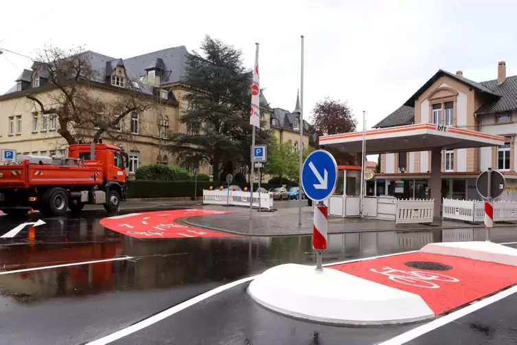 Die neue Verkehrsinsel in der Weißenburger Straße macht den Weg frei für Radfahrer, verhindert aber, dass Autofahrer links abbie