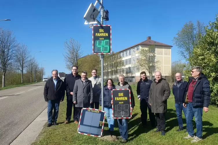 Grünes Licht von der neuen Tempotafel auf der Bärenhütte. Gefahrene 45 Stundenkilometer zeigt diese im innerörtlichen Bereich gr