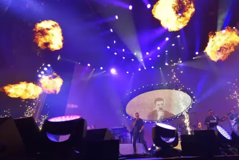 Schon früh in der Show zünden PUR ihre Lightshow in der SAP-Arena.