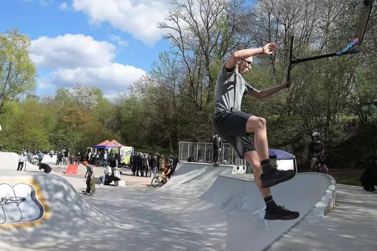 Die erfahrenen Skater kommen im neuen Skatepark auf ihre Kosten. 