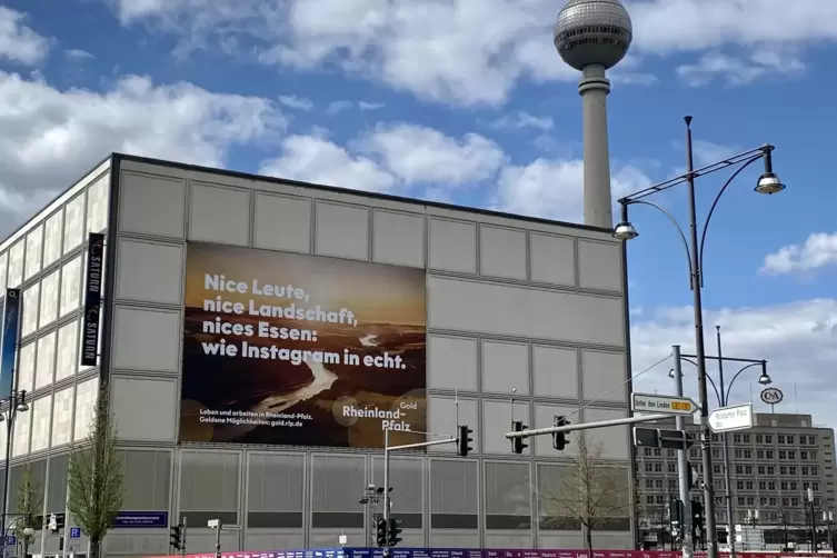 Mehr Quadratmeter als manche Wohnung: rheinland-pfälzisches Großplakat am Berliner Alexanderplatz.