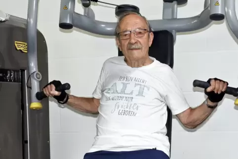 „Ich bin nicht alt, ich wurde nur früher geboren“, steht auf Hans Webers T-Shirt. Sein Gewicht mit 63 Kilo konnte er über all di
