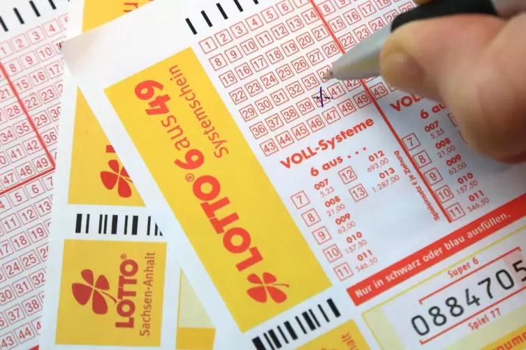 Ein Zweibrücker, der seit Jahren Lotto spielt, ist auf Betrüger hereingefallen. 