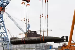 Vorbereitung für den Transport: U17 wird in Kiel ins Trockendock transportiert.