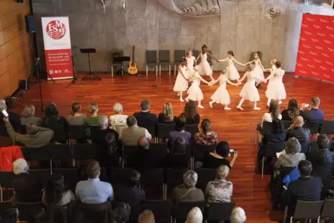 Traditionelle Folkloretänze beim Jüdischen Abend der Musikschule im Kaiserslauterer Deutschordensaal.