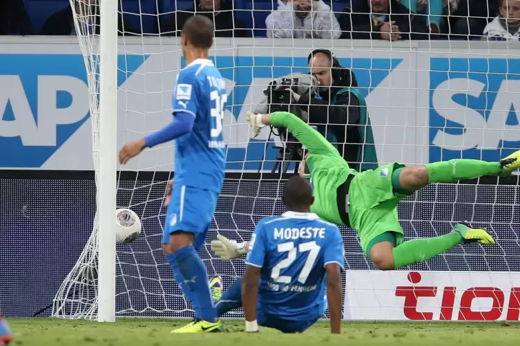 Der Moment, als das Phantomtor entstand: 1899-Torwart Koen Casteels fliegt vergebens, der Ball unterwegs in den Kasten. 