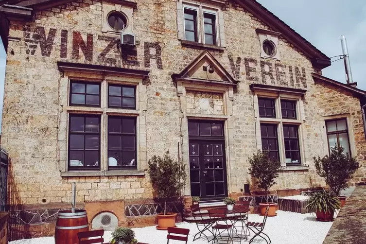 Freisitz vorm Sandsteingebäude: Winzerverein Deidesheim. 