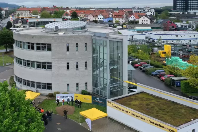 Blick während des Spatenstichs auf das ADAC-Gebäude an der Europastraße. Der Neubau kommt auf die Garagen (rechts im Bild). 