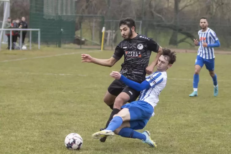 Steinbachs Armen Hayrapetyan (links), hier im Spiel gegen Gau-Odernheim, und seine Teamkollegen müssen am Sonntag gegen Steinwen