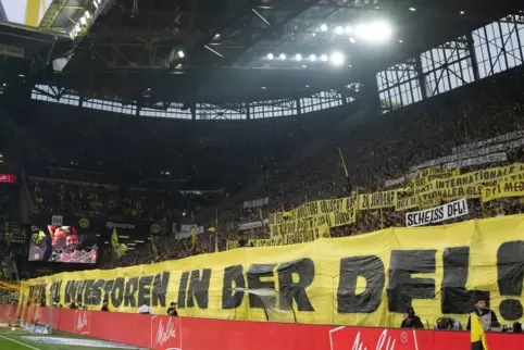 Banner-Protest der Fans von Borussia Dortmund. 