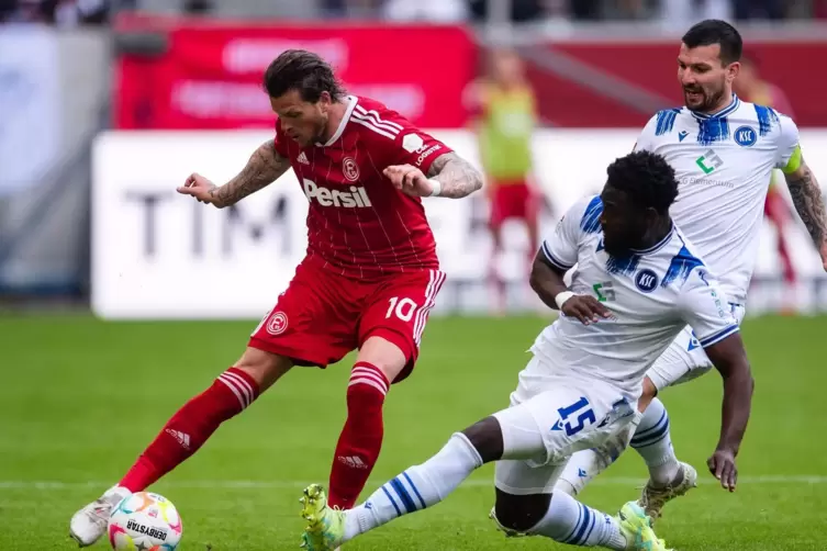 Duell: der Karlsruher Stephan Kofi Ambrosius (rechts) und Düsseldorfs Daniel Ginczek. 