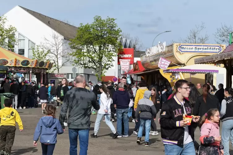 Der Maimarkt lockt Besucher aus der ganzen Region auf den Messplatz. 