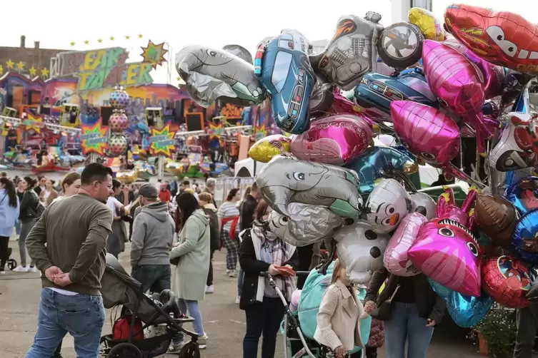 Zum Trubel auf dem Jahrmarkt gehören auch die Luftballonverkäufer.