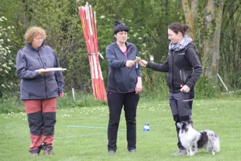 Sonja Lechner (rechts) aus Dirmstein mit ihrem Hund Theo. Hier markiert sie ein Holzstückchen, das er später finden muss.