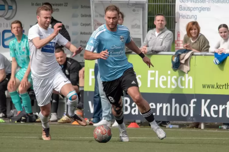 Kandels Torschütze Maximilian Krämer (rechts) erwartet die Annäherung des Fußgönheimers Bozida Vescovac. 