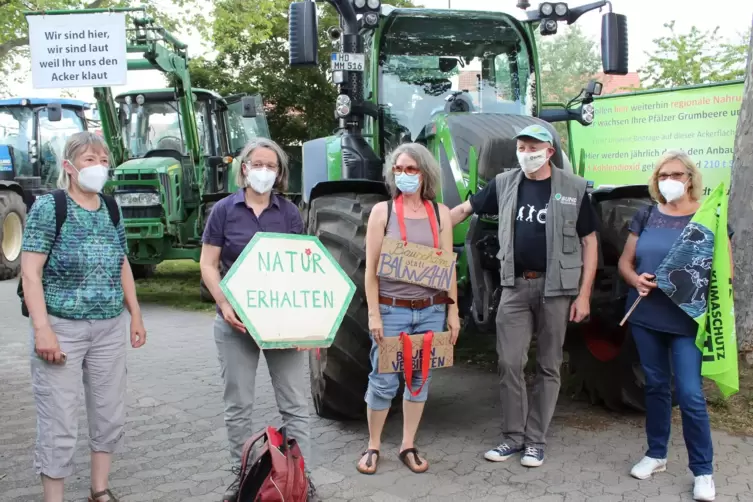 Dem Protest gegen den Regionalplan in Rheingönheim schloss sich auch BUND-Vorsitzende Sabine Laubner-Draheim (rechts) an. 