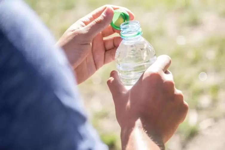 Da hilft kein Ziehen und kein Zerren: Der Deckel ist untrennbar mit der Flasche verbunden.