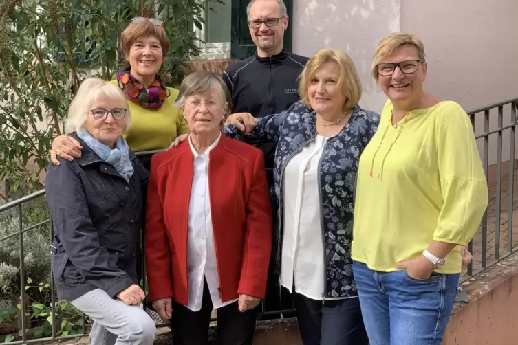  Pfarrer Henning Lang inmitten des Vorstands des protestantischen Frauenkreises. 