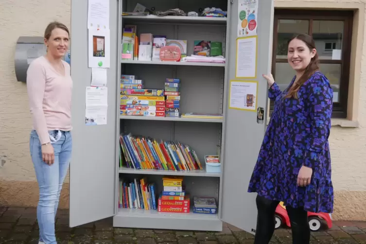 Hegen und pflegen den „Schatzschrank“ der Kita Münsterappel: Leiterin Nina Windecker (rechts) und Erzieherin Ivonne Ulbricht. De