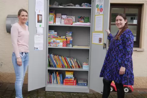 Hegen und pflegen den „Schatzschrank“ der Kita Münsterappel: Leiterin Nina Windecker (rechts) und Erzieherin Ivonne Ulbricht. De