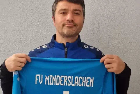 Bayram Alkin mit dem neuen Trikot vom FV Minderslachen. 